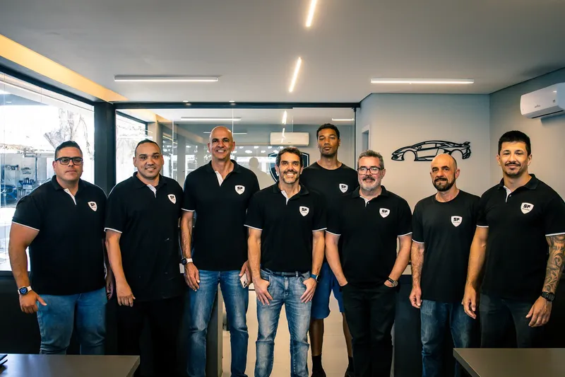 Equipe da SF Veículos no showroom em Porto Alegre