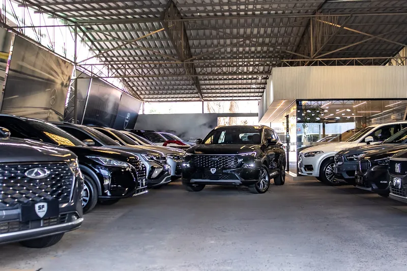 Showroom da SF Veículos com veículos seminovos premium